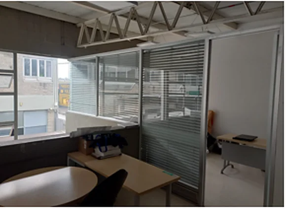 Oficinas y áreas administrativas adecuadas